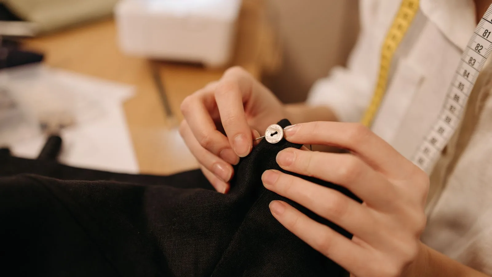 Reparar la ropa en vez de tirarla: lo que cambia la nueva ley de residuos textiles en España