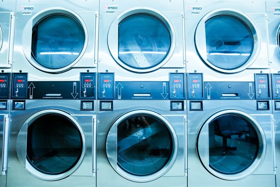 Ropa de bebé en la lavandería autoservicio: sí se puede, y así se hace de forma segura