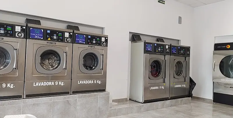 AGUA Y JABÓN Lavandería Autoservicio & Tintorería - Lavandería en Pamplona - foto 2