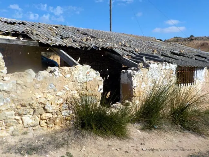 Lavadero Público Municipal de Los Isidros - Lavandería de autoservicio en Venta del Moro - foto 2