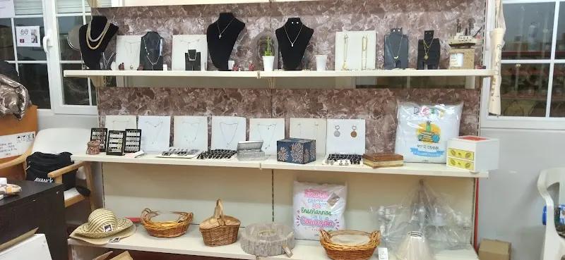 Bazar Jomara en Navalagamella - foto 4