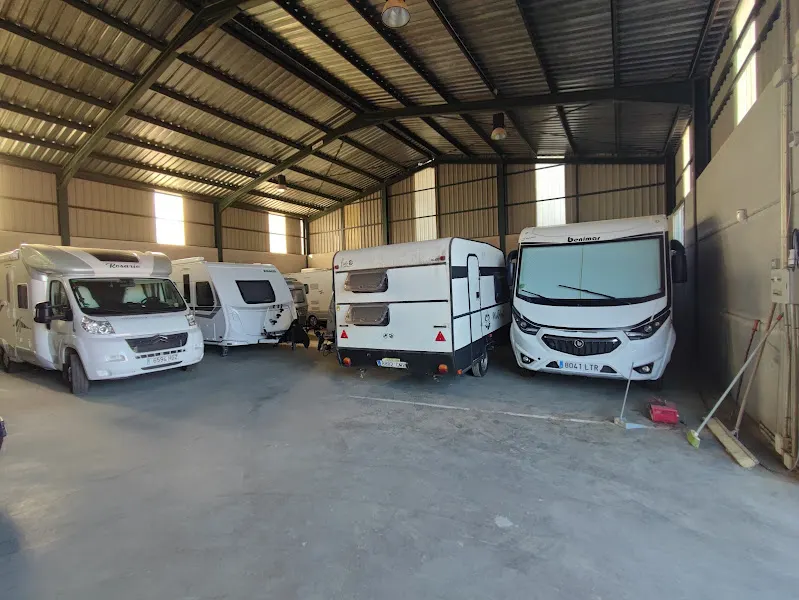 Parking cubierto de autocaravanas y caravanas Palomeque - Palomeque