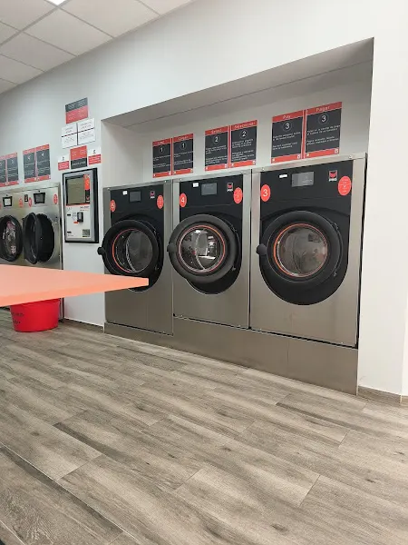 Lavandería Express Laundry Center Comillas - Lavandería de autoservicio en Madrid - foto 2