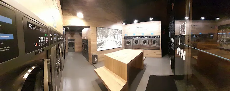 El Safareig del Barri - Bugaderia / Laundry / Lavandería / Laverie - Lavandería de autoservicio en Barcelona - foto 4