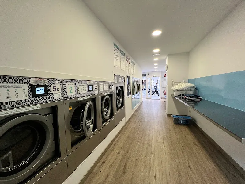Lavandería Autoservicio / Bugaderia Autoservei / Self-Service Laundry "SpeedyWash Roma"