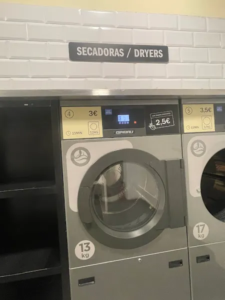 CONVIURE NET - Lavandería de autoservicio en Barcelona - foto 2