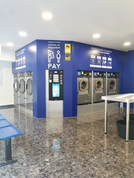 OPEN BLUE LES ROQUETES - Lavandería de autoservicio en Barcelona - foto 2